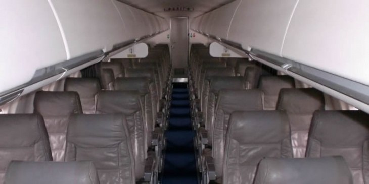 Bombardier CRJ 200 - interior
